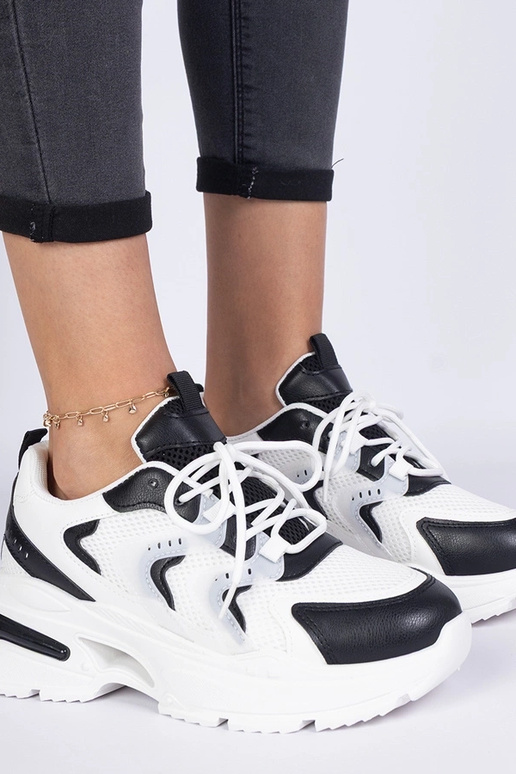 Zapatillas deportivas blanco y negro...