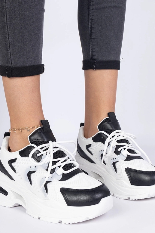 Zapatillas deportivas blanco y negro...