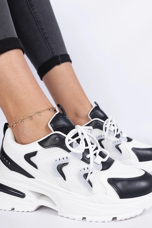 Zapatillas deportivas blanco y negro...