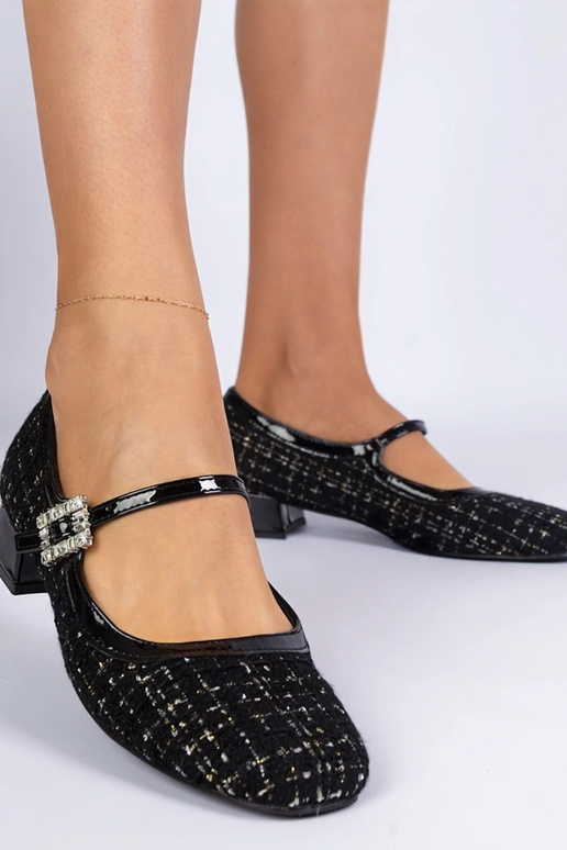 Zapatos de tacón negro con acabado de... Zapatos de tacón negro con acabado de...