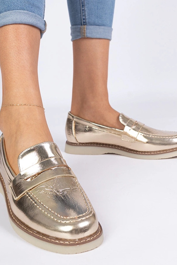 Mocasines clásicos dorados...