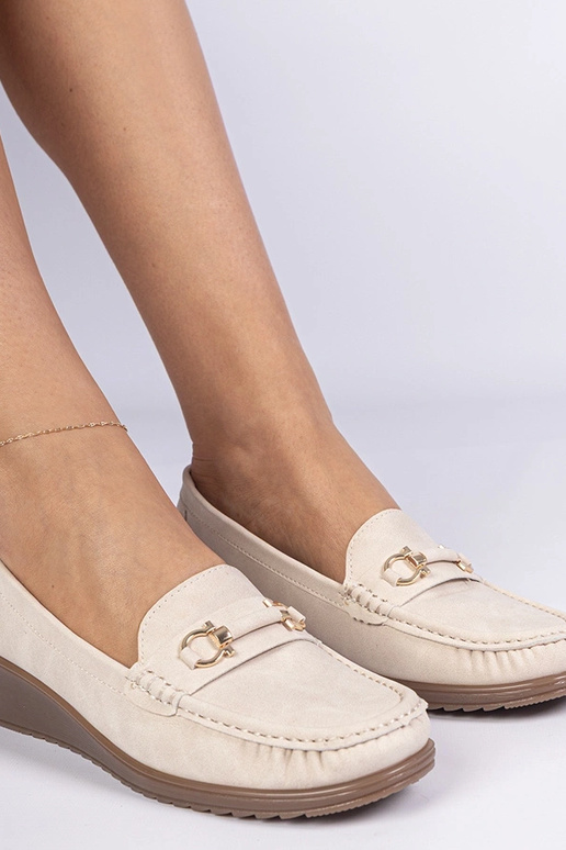 Mocasines crema para mujer en cuña...
