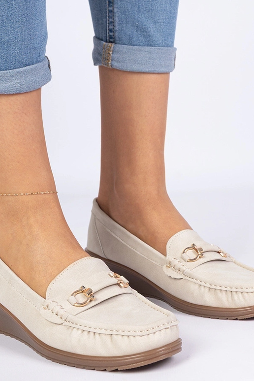 Mocasines beige para mujer en cuña...