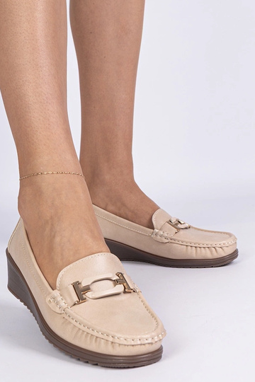 Mocasines beige para mujer en cuña de piel ecológica Kappi