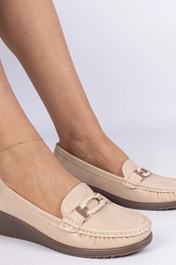 Mocasines beige para mujer en cuña de piel ecológica Kappi 2