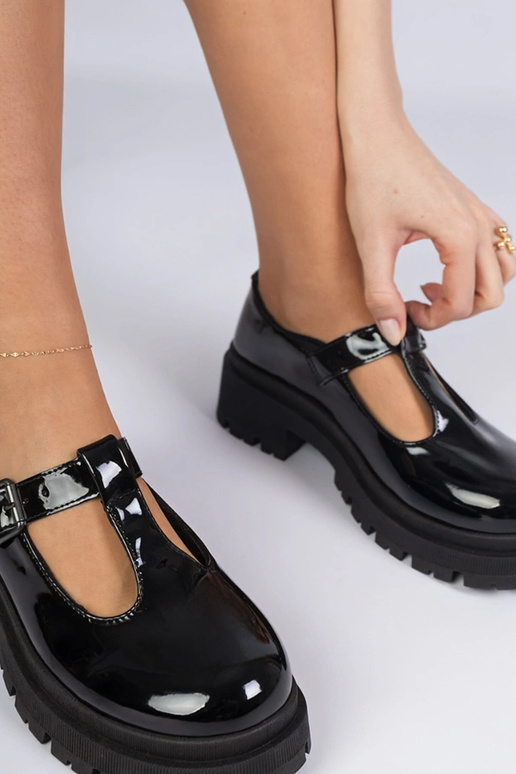 Zapatos negros de plataforma lacados...