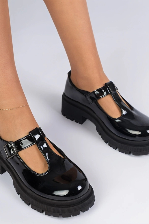 Zapatos negros de plataforma lacados...