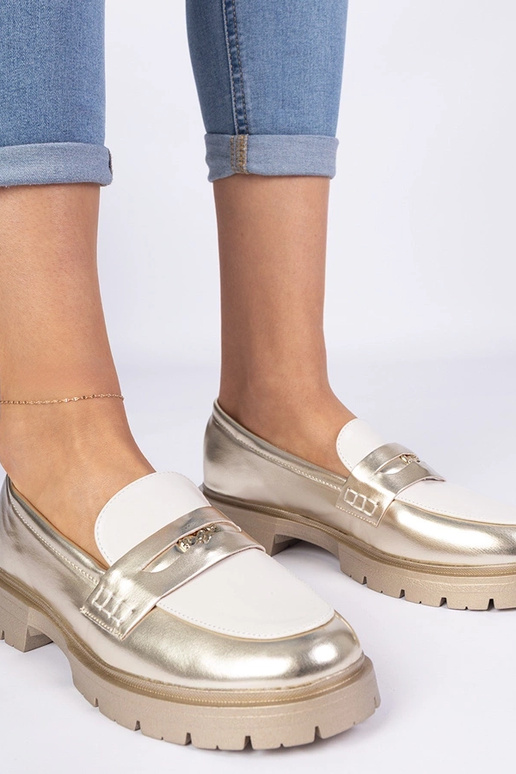 Mocasines dorados de mujer con... Mocasines dorados de mujer con...