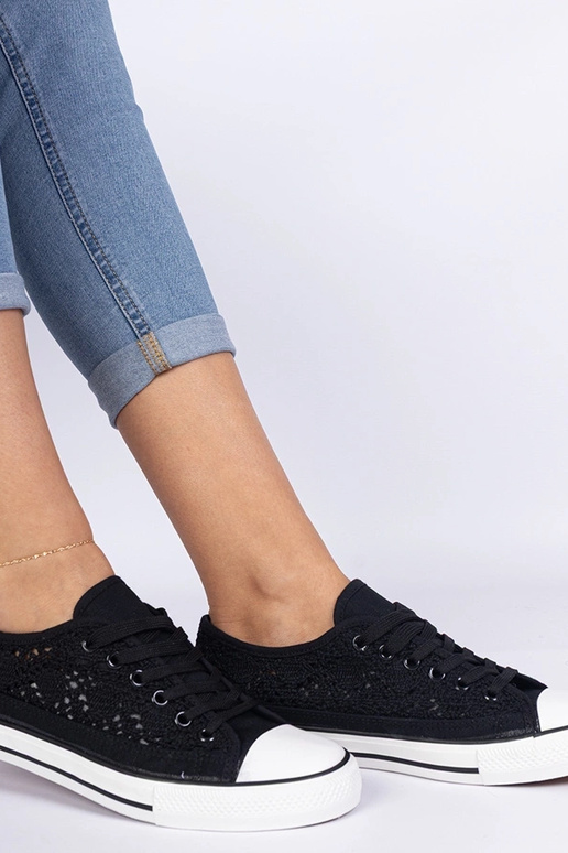 Zapatillas negras para mujer caladas...