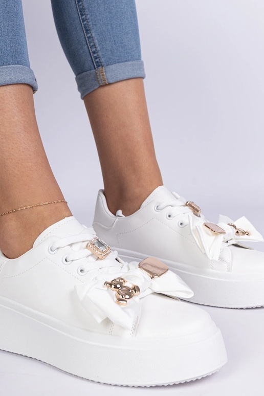 Zapatillas de mujer blancas decoradas...