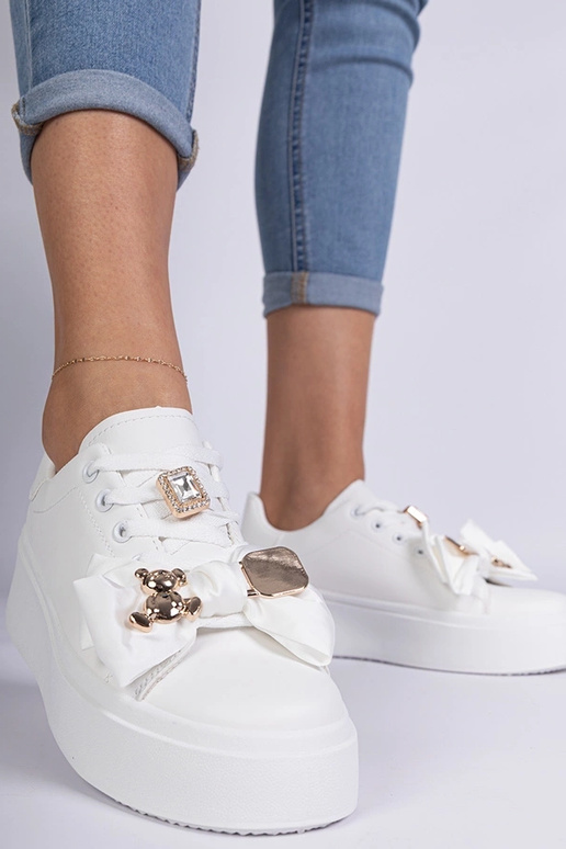 Zapatillas de mujer blancas decoradas...