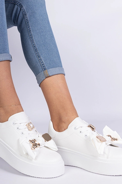 Zapatillas de mujer blancas decoradas...