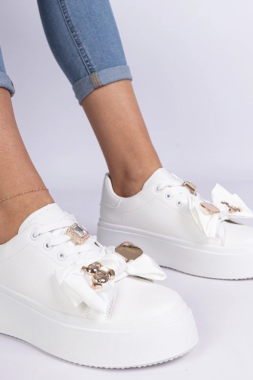 Zapatillas de mujer blancas decoradas...