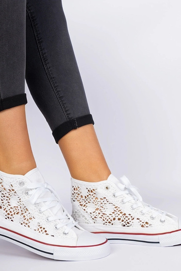 Zapatillas de mujer blancas con diseño de calado Lesli