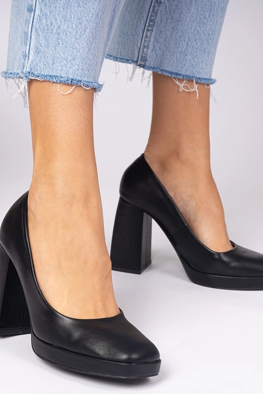 Zapatos de tacón negro con tacón... Zapatos de tacón negro con tacón...