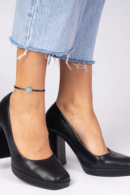 Zapatos de tacón negro con tacón... Zapatos de tacón negro con tacón...