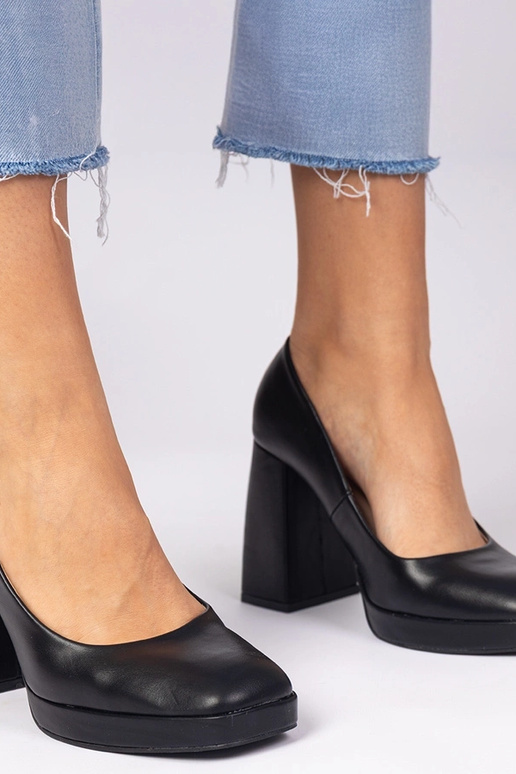 Zapatos de tacón negro con tacón... Zapatos de tacón negro con tacón...