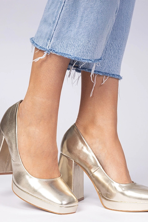 Zapatos de tacón dorado con tacón...