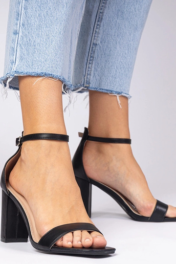 Sandalias negras de tacón... 2