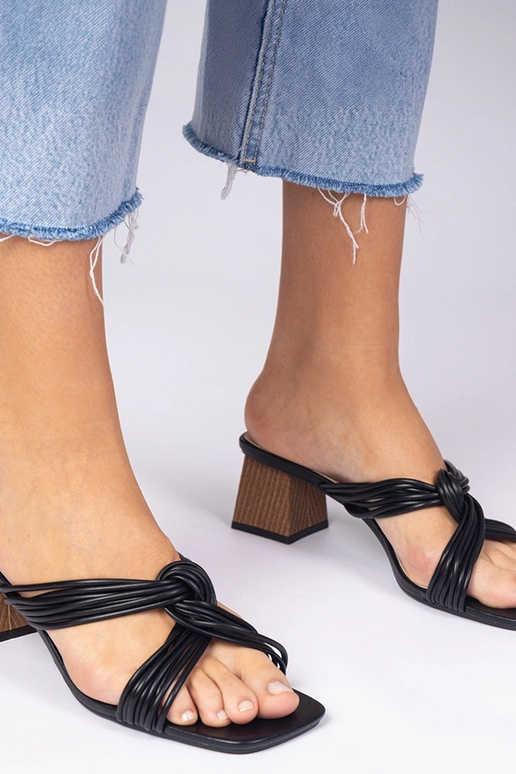 Chanclas elegantes negras con bloque...