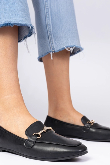 Mocasines negros con adorno...