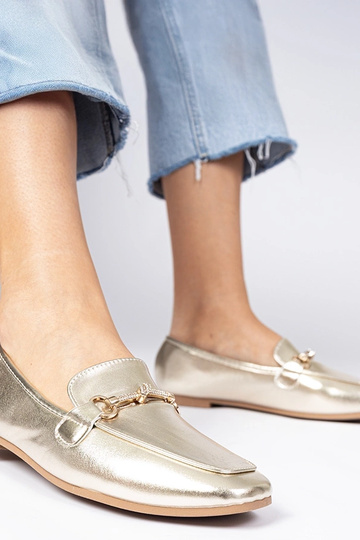 Mocasines dorados con adorno y circonitas Kalisa