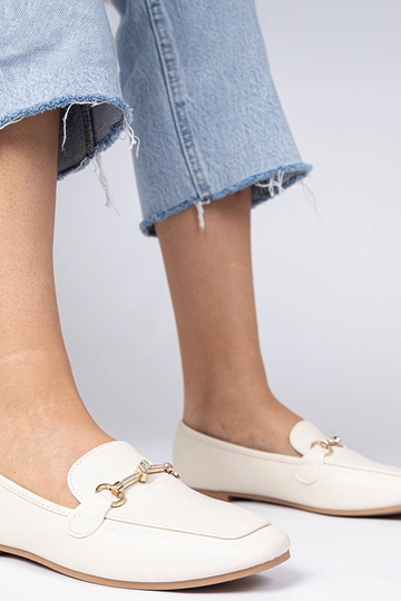 Mocasines beige con adorno de circonitas Kalisa