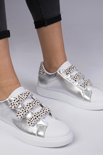 Zapatillas plateadas con...