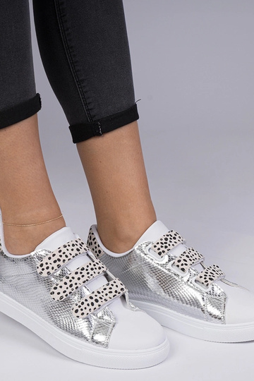 Zapatillas plateadas con... 2