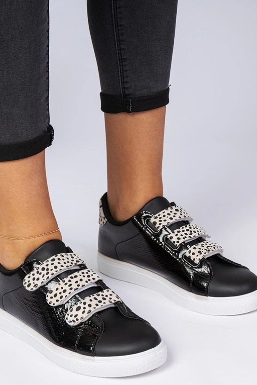 Zapatillas negras con acabado animal... Zapatillas negras con acabado animal...