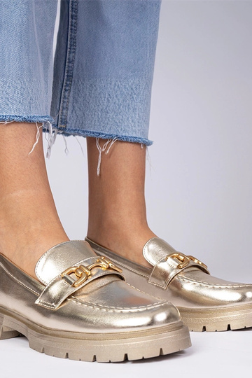 Mocasines elegantes dorados...