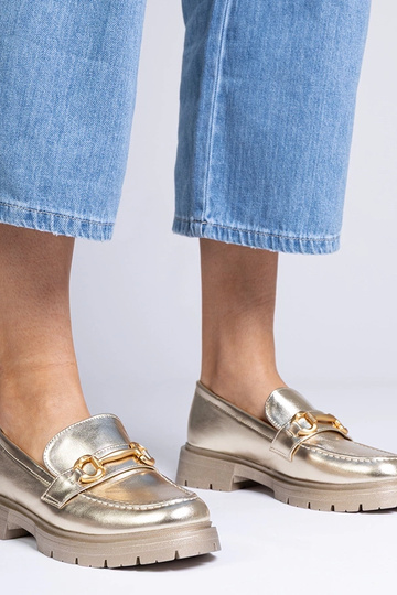 Mocasines elegantes dorados...