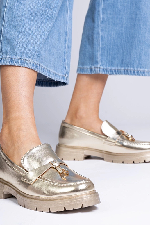 Mocasines elegantes dorados de... Mocasines elegantes dorados de...