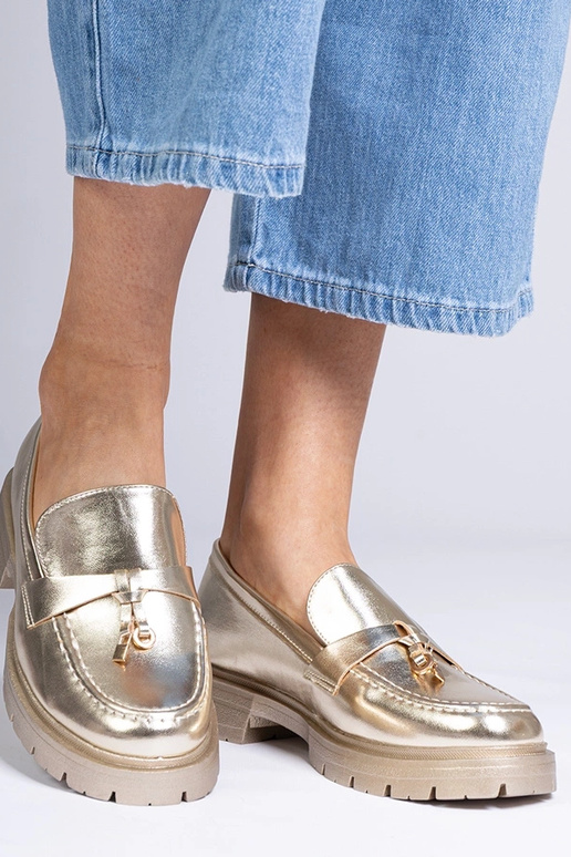 Mocasines elegantes dorados de... Mocasines elegantes dorados de...