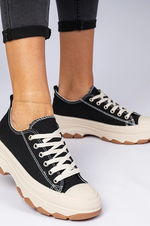 Zapatillas negras de suela gruesa...