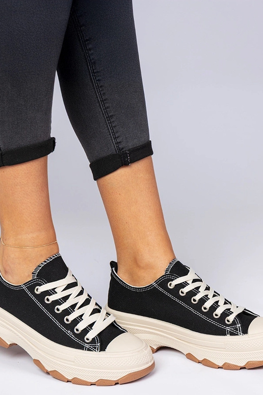 Zapatillas negras de suela gruesa...