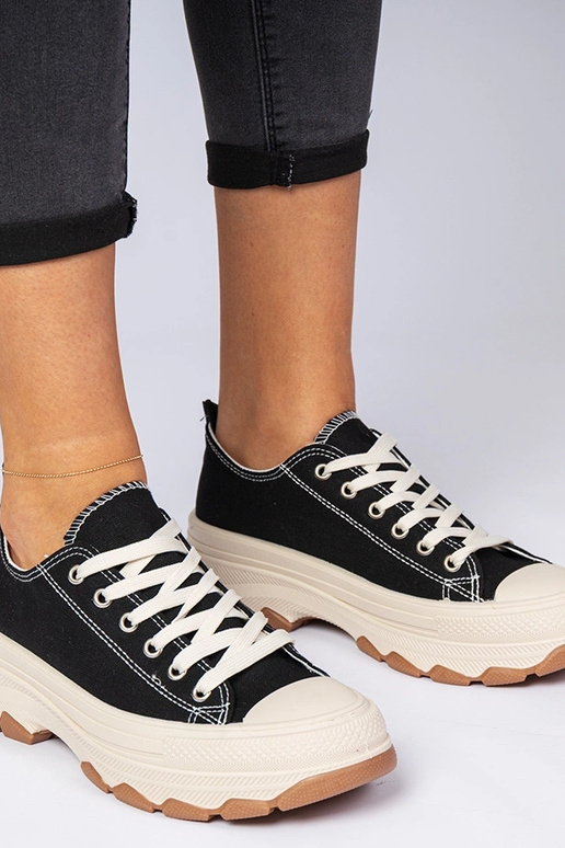 Zapatillas negras de suela gruesa...