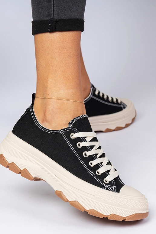 Zapatillas negras de suela gruesa...