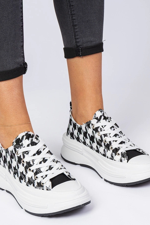 Zapatillas blanco y negro de material...