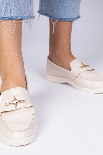Mocasines para mujer beige con adorno dorado Senna