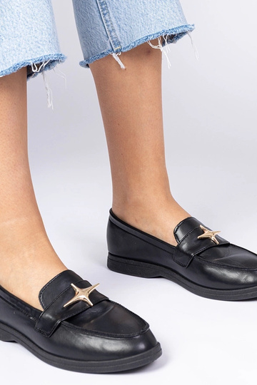 Mocasines para mujer negros con adorno dorado Senna