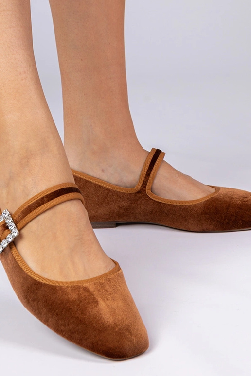 Bailarinas de terciopelo marrones con... Bailarinas de terciopelo marrones con...