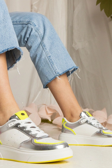 Zapatillas deportivas de mujer plateadas con detalle neón Zorra