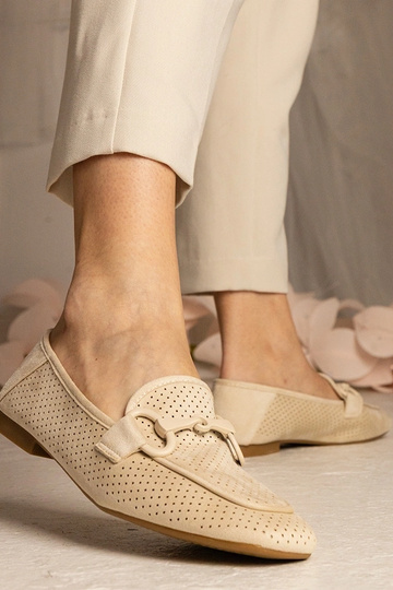 Mocasines perforados de mujer beige con adorno Mensory