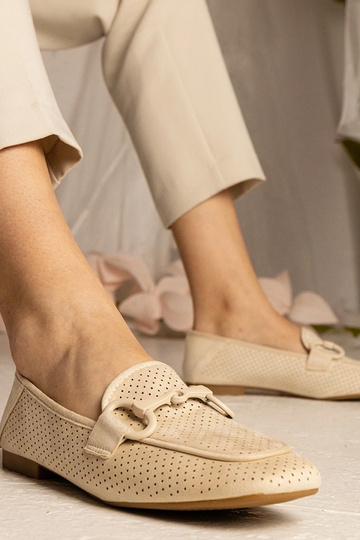 Mocasines perforados de mujer beige con adorno Mensory 2