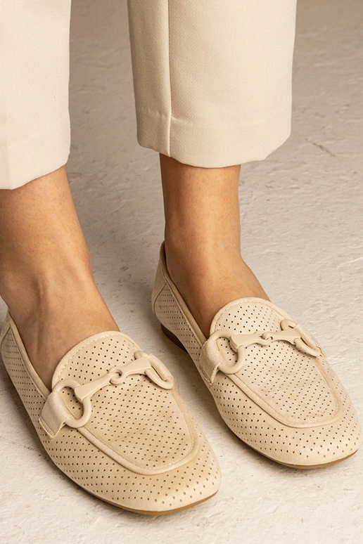 Mocasines perforados de mujer beige... Mocasines perforados de mujer beige...