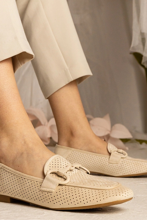 Mocasines perforados de mujer beige... Mocasines perforados de mujer beige...