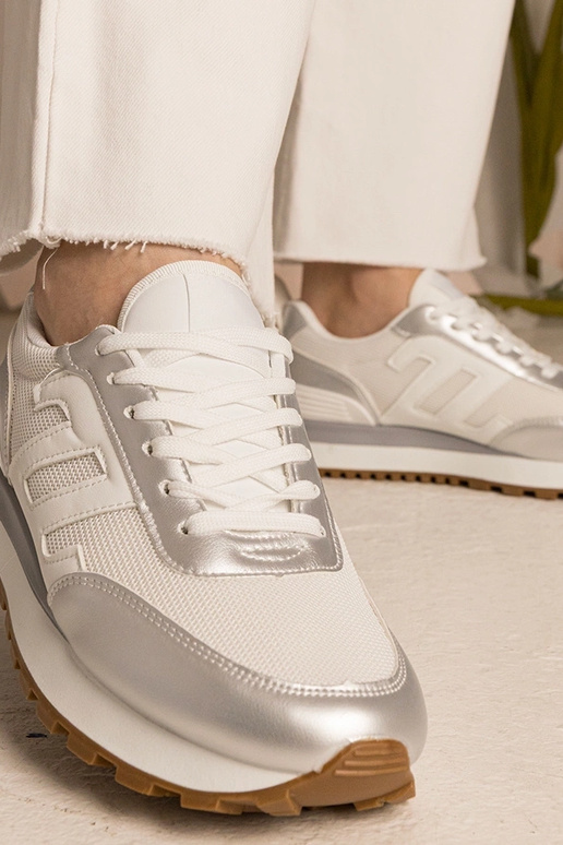 Zapatillas deportivas blancas y...