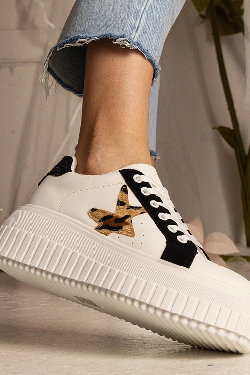 Zapatillas bicolor decoradas con...