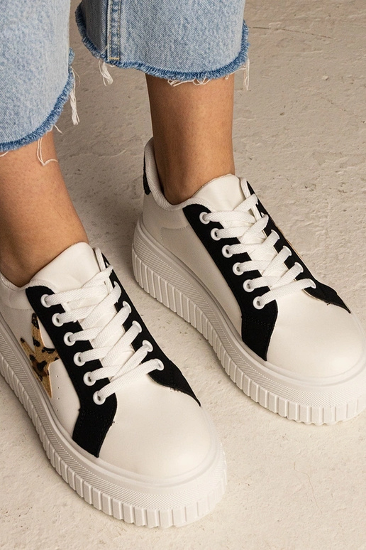 Zapatillas bicolor decoradas con...